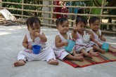 Cặp vợ chồng rớt nước mắt nói về 4 con gái cùng ngày sinh Cặp vợ chồng rớt nước mắt nói về 4 con gái cùng ngày sinh