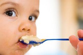 Tác hại khi trẻ ăn dặm quá sớm Tác hại khi trẻ ăn dặm quá sớm