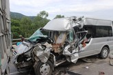 Xe chở đoàn du lịch đâm đuôi ôtô tải, 9 người thương vong Xe chở đoàn du lịch đâm đuôi ôtô tải, 9 người thương vong