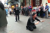 Con quỳ xin đưa quan tài mẹ vào nhà làm lễ tang: Người trong cuộc lên tiếng Con quỳ xin đưa quan tài mẹ vào nhà làm lễ tang: Người trong cuộc lên tiếng