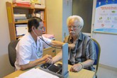 Cảnh giác chứng bệnh hô hấp nguy hiểm khiến người già dễ nhập viện lúc giao mùa Cảnh giác chứng bệnh hô hấp nguy hiểm khiến người già dễ nhập viện lúc giao mùa