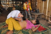 Nhọc nhằn cô đỡ vùng sâu Nhọc nhằn cô đỡ vùng sâu