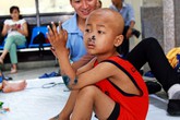 Vòng tay nhân ái (MS 148): Ứa nước mắt cảnh bố trẻ chăm các con ung thư, bại não Vòng tay nhân ái (MS 148): Ứa nước mắt cảnh bố trẻ chăm các con ung thư, bại não