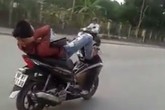 “Quái xế” lái xe bằng chân mang họ...Liều “Quái xế” lái xe bằng chân mang họ...Liều