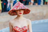 HH Thùy Dung gây tranh cãi vì mặc áo dài bị cho là giống Trung Quốc HH Thùy Dung gây tranh cãi vì mặc áo dài bị cho là giống Trung Quốc