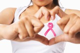 Mẹ bị ung thư vú, con gái có cần tiêm phòng không? Mẹ bị ung thư vú, con gái có cần tiêm phòng không?