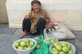 Cụ già 89 tuổi bán ổi và sự thật thà khiến nhiều người thẹn thùng Cụ già 89 tuổi bán ổi và sự thật thà khiến nhiều người thẹn thùng