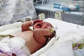 Mẹ bỏ rơi con mới sinh trong nhà vệ sinh Mẹ bỏ rơi con mới sinh trong nhà vệ sinh