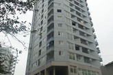 Hà Nội: Thương tâm bé trai 5 tuổi rơi từ tầng 22 xuống đất Hà Nội: Thương tâm bé trai 5 tuổi rơi từ tầng 22 xuống đất