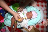Bé trai thân thể dính máu bị bỏ rơi trước cổng chùa Bé trai thân thể dính máu bị bỏ rơi trước cổng chùa