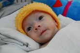 Bé trai khôi ngô bị mẹ bỏ rơi vì sợ mang lại xui xẻo Bé trai khôi ngô bị mẹ bỏ rơi vì sợ mang lại xui xẻo