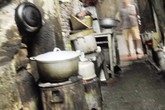Kinh hoàng những bếp than âm ỉ giữa lòng phố cổ Kinh hoàng những bếp than âm ỉ giữa lòng phố cổ