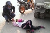Bức ảnh "biker nắm tay cô gái bị tai nạn" gây xúc động mạnh Bức ảnh "biker nắm tay cô gái bị tai nạn" gây xúc động mạnh