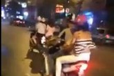 Chở theo vợ con, bốc đầu táo tợn giữa phố khiến nhiều người thót tim Chở theo vợ con, bốc đầu táo tợn giữa phố khiến nhiều người thót tim