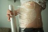 Cách giảm mỡ bụng bằng quấn ni lông chỉ là... ảo tưởng! Cách giảm mỡ bụng bằng quấn ni lông chỉ là... ảo tưởng!
