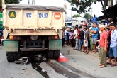 Cảnh sát cứu hộ đưa thi thể cụ ông khỏi gầm xe ben Cảnh sát cứu hộ đưa thi thể cụ ông khỏi gầm xe ben