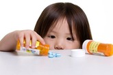Mẹ bị hoang tưởng, ép con uống thuốc tới ngộ độc Mẹ bị hoang tưởng, ép con uống thuốc tới ngộ độc