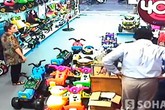 Cặp đôi Tây vào tiệm trộm 10 triệu đồng, còn boa cho nhân viên Cặp đôi Tây vào tiệm trộm 10 triệu đồng, còn boa cho nhân viên