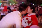 Cô gái mặc đồ thú bông, nhảy flashmob cầu hôn bạn trai Cô gái mặc đồ thú bông, nhảy flashmob cầu hôn bạn trai