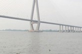 Cho xe ôm chiếc điện thoại rồi nhảy cầu Mỹ Thuận tự tử Cho xe ôm chiếc điện thoại rồi nhảy cầu Mỹ Thuận tự tử