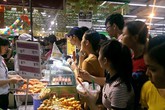Chen nhau, chờ 30 phút mua xúc xích 14.000 đồng Chen nhau, chờ 30 phút mua xúc xích 14.000 đồng