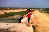 Đi bắt ốc, 2 học sinh chết đuối trong kênh thoát nước Đi bắt ốc, 2 học sinh chết đuối trong kênh thoát nước