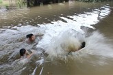 Cha mẹ ngất xỉu khi thấy thi thể 3 con nhỏ dưới ao Cha mẹ ngất xỉu khi thấy thi thể 3 con nhỏ dưới ao