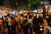 Người Hà Nội tranh thủ đi chơi đêm để hưởng không khí mát lạnh Người Hà Nội tranh thủ đi chơi đêm để hưởng không khí mát lạnh