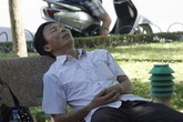 Cảm động phút chợp mắt của cha bên ngoài phòng thi Cảm động phút chợp mắt của cha bên ngoài phòng thi