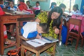 Cô giáo của cậu bé viết bằng chân Cô giáo của cậu bé viết bằng chân