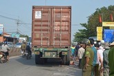 Mẹ khóc ngất khi thấy con chết thảm dưới bánh container Mẹ khóc ngất khi thấy con chết thảm dưới bánh container