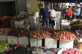 Lê, táo, thanh long: Cứ ra khỏi thùng là thành hàng “xịn”! Lê, táo, thanh long: Cứ ra khỏi thùng là thành hàng “xịn”!