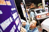 Ngày mai, xăng sẽ giảm giá? Ngày mai, xăng sẽ giảm giá?