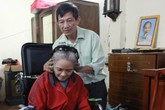 Người chồng 22 năm không dám ốm vì chăm vợ bại liệt Người chồng 22 năm không dám ốm vì chăm vợ bại liệt