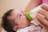 Dấu hiệu trẻ bị dị ứng sữa Dấu hiệu trẻ bị dị ứng sữa
