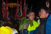 Cướp lộc ở lễ hội Khai ấn Đền Trần: Văn hóa tâm linh hay cuồng tín? Cướp lộc ở lễ hội Khai ấn Đền Trần: Văn hóa tâm linh hay cuồng tín?