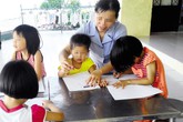 Vụ trẻ nhiễm HIV/AIDS bị bạo hành: “Cô mồ côi” đánh “trò thiệt thòi”? Vụ trẻ nhiễm HIV/AIDS bị bạo hành: “Cô mồ côi” đánh “trò thiệt thòi”?