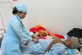 Những “bóng hồng” hết lòng vì người bệnh Những “bóng hồng” hết lòng vì người bệnh
