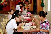 Lúa, lợn, gà theo học sinh xa nhà “ứng thí” Lúa, lợn, gà theo học sinh xa nhà “ứng thí”