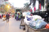 Hà Nội: Hiểm họa từ việc rác chiếm lòng đường Hà Nội: Hiểm họa từ việc rác chiếm lòng đường