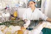 Bi kịch gia đình bố mất chân vì tai nạn, con bỏng 80% vì bị hun rơm Bi kịch gia đình bố mất chân vì tai nạn, con bỏng 80% vì bị hun rơm