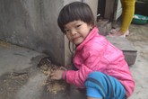 Rơi nước mắt bé 5 tuổi câm điếc, bị động kinh lăn lóc trên nền đất Rơi nước mắt bé 5 tuổi câm điếc, bị động kinh lăn lóc trên nền đất