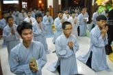 Váy ngắn, áo cộc đi lễ chùa là bất kính Váy ngắn, áo cộc đi lễ chùa là bất kính