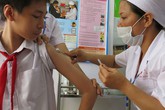Cho trẻ ăn no trước khi đi tiêm phòng Cho trẻ ăn no trước khi đi tiêm phòng