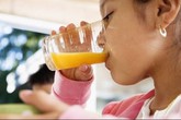 Sai lầm tai hại khi cho trẻ uống oresol không đúng tỷ lệ Sai lầm tai hại khi cho trẻ uống oresol không đúng tỷ lệ