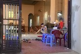 Nỗi đau tột cùng của hai đứa trẻ mồ côi khi cha mẹ ôm mìn tự sát Nỗi đau tột cùng của hai đứa trẻ mồ côi khi cha mẹ ôm mìn tự sát