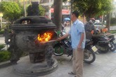 Đốt nhiều đồ mã dễ gây họa, người âm cũng chẳng “chứng” cho Đốt nhiều đồ mã dễ gây họa, người âm cũng chẳng “chứng” cho