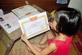 Mẹ nuốt nước mắt nhìn con gái mắt lòa mò mẫm trên bàn học Mẹ nuốt nước mắt nhìn con gái mắt lòa mò mẫm trên bàn học