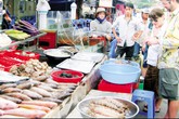 Hải sản, thịt trâu bò “găm giá” chờ Rằm Hải sản, thịt trâu bò “găm giá” chờ Rằm