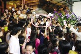 Sự vô duyên của một bộ phận “khán giả” tại các nơi tâm linh Sự vô duyên của một bộ phận “khán giả” tại các nơi tâm linh
